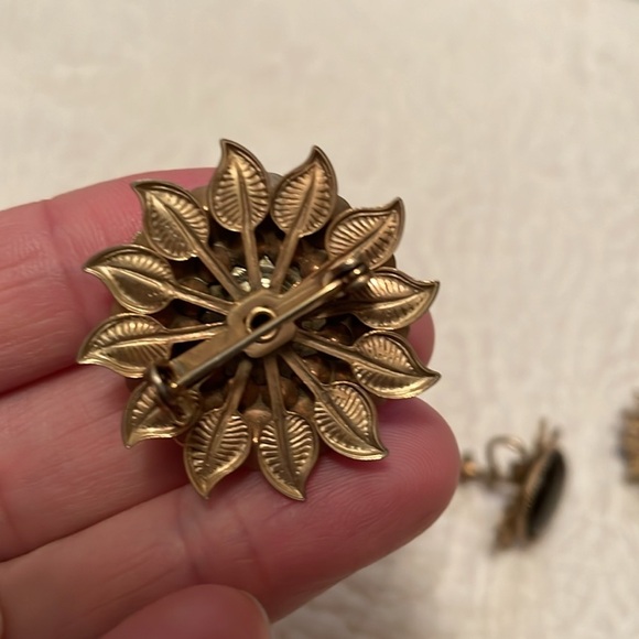 Vintage Pin and clip earring set. Flower design with brown center. Gold toned. - Picture 5 of 7